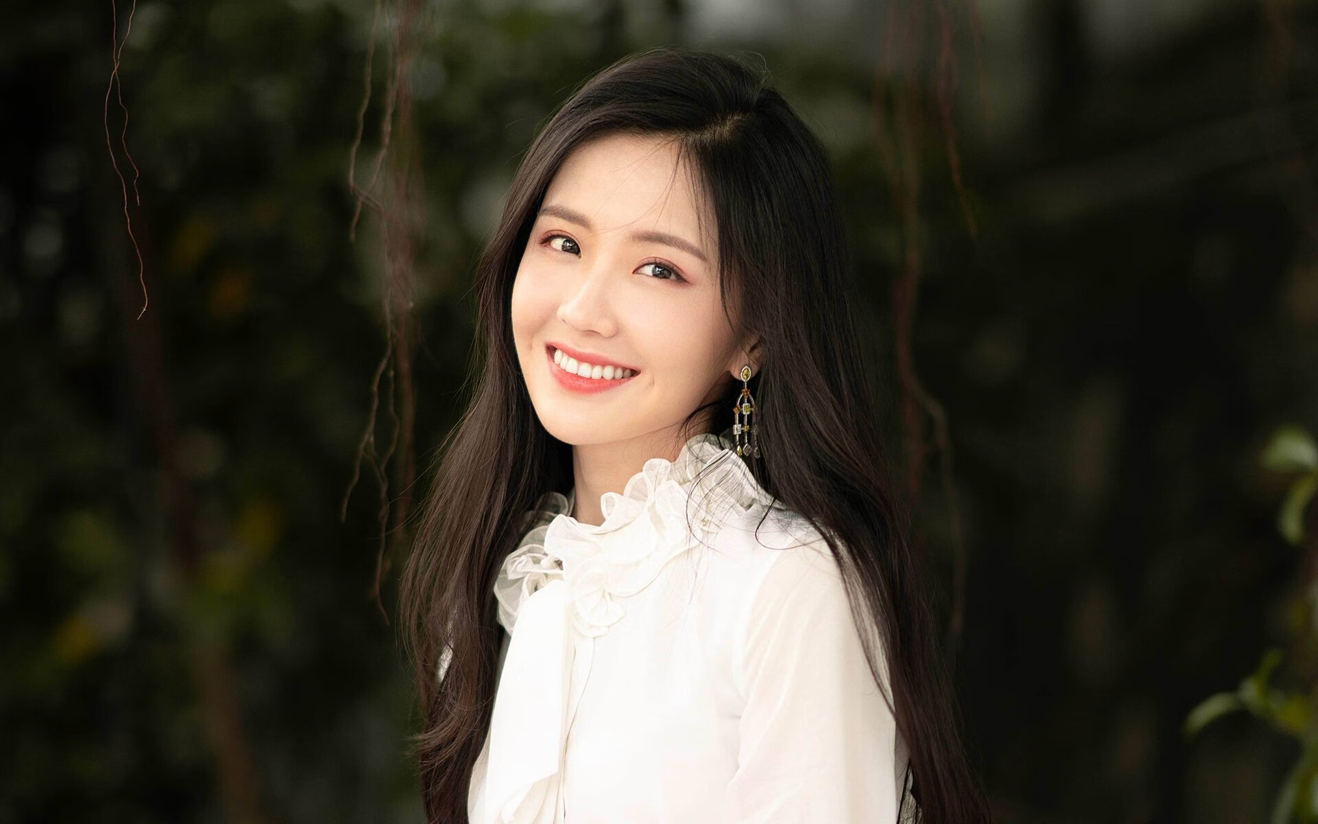 利物浦对决波兰劲旅，孔德里程碑之夜闪耀安菲尔德